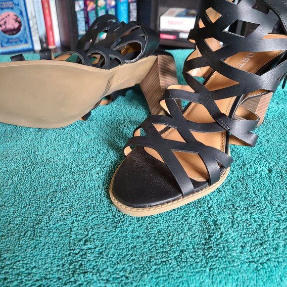 Report Size 10 Black High Heels - Picture 2 of 3